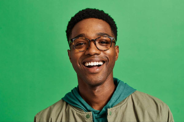 50s style glasses: man wearing the Tortoiseshell glasses