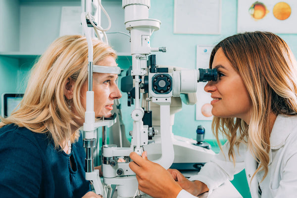 What level of astigmatism require glasses: patient consulting an optometrist