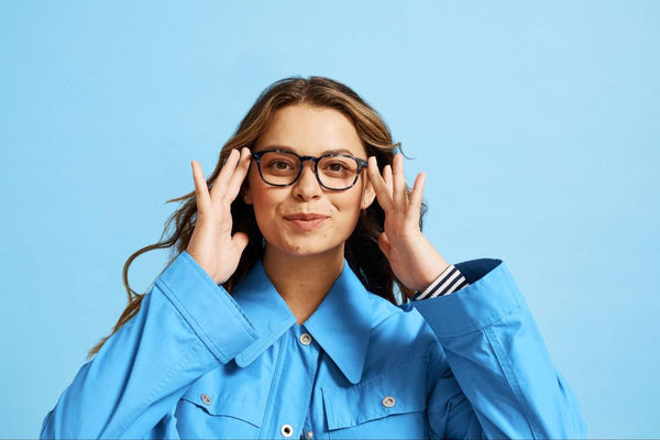 How should glasses fit: woman wearing her eyeglasses