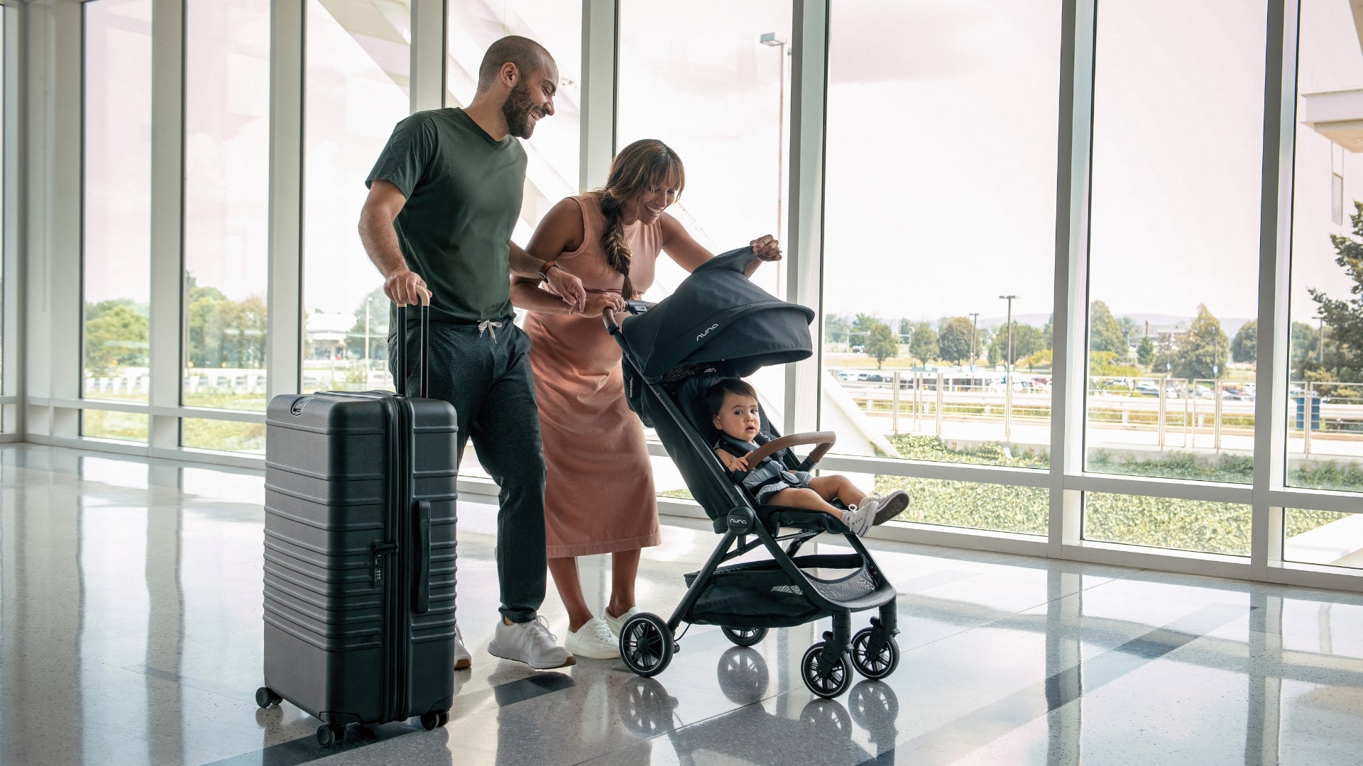 Family traveling with the Nuna TRVL