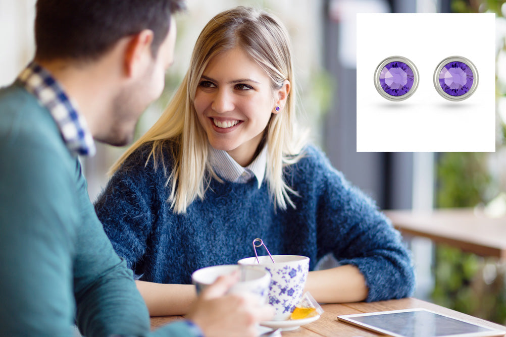 Earrings For First Date A Couple In Coffee Shop