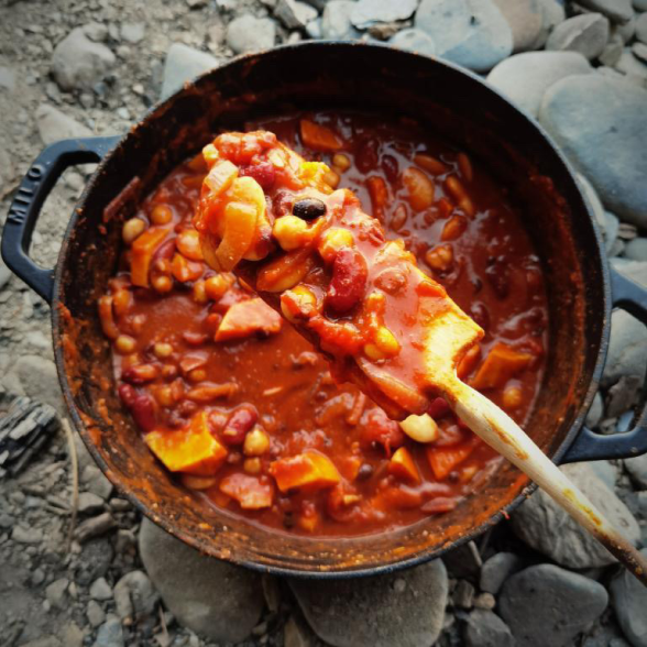 Cast-Iron Dutch Oven – Wolf and Grizzly