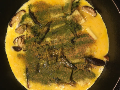 Mushroom omelette with tree collards powder