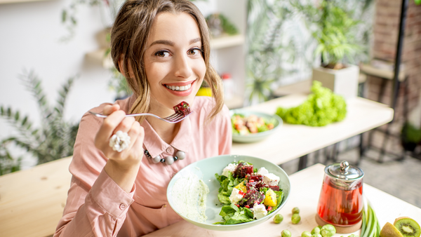 student eating healthy