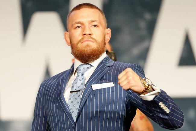 Conor mcgregor suit combate