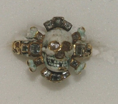 Memento mori ring with skull and cross-bones - University of Oxford - Ashmolean Museum