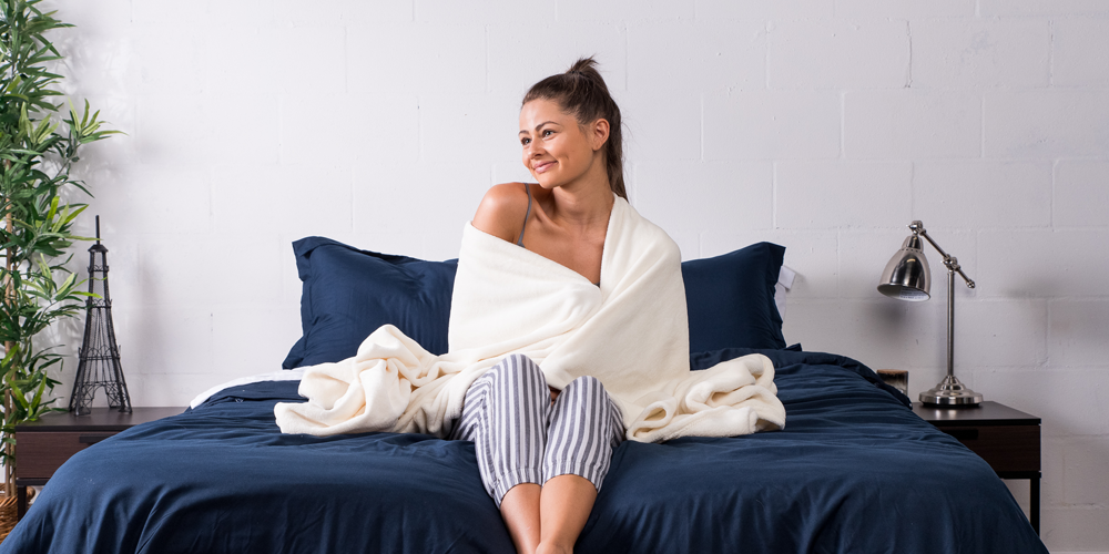 cosy-fleece-blanket-on-bed