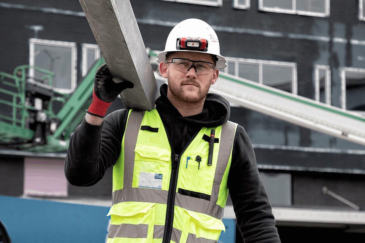 Construction worker wearing ppe