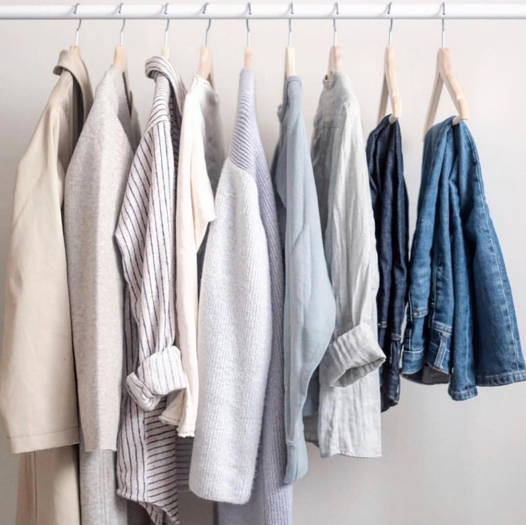 Learn How to Build a Capsule Wardrobe & Create a Stylish Outfit in One-Minute ⏰