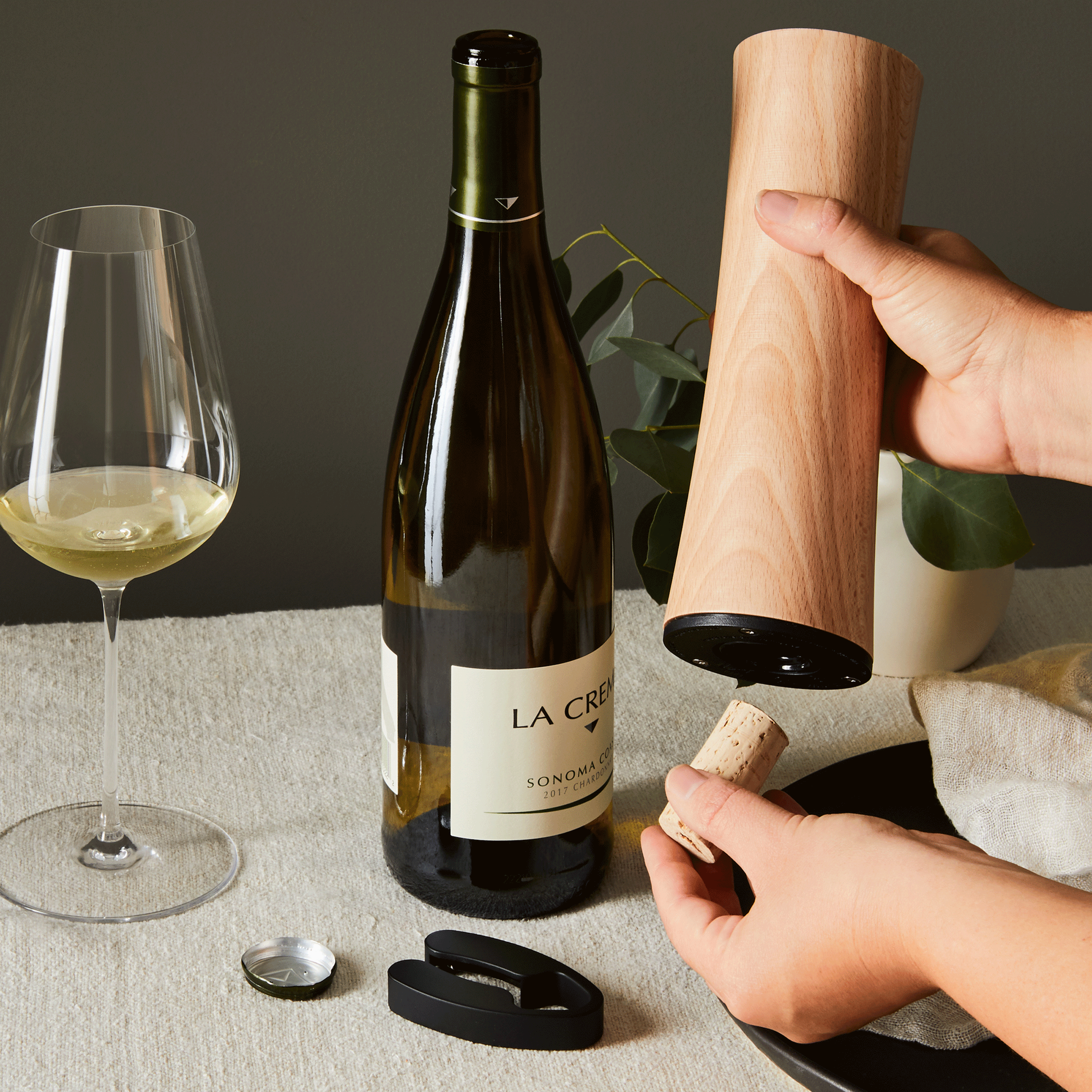 https://cdn.shopify.com/s/files/1/1159/3118/files/2020-0929_peugeot_natural-wood-electric-wine-opener_1x1_rocky-luten_029.gif?v=1697221922