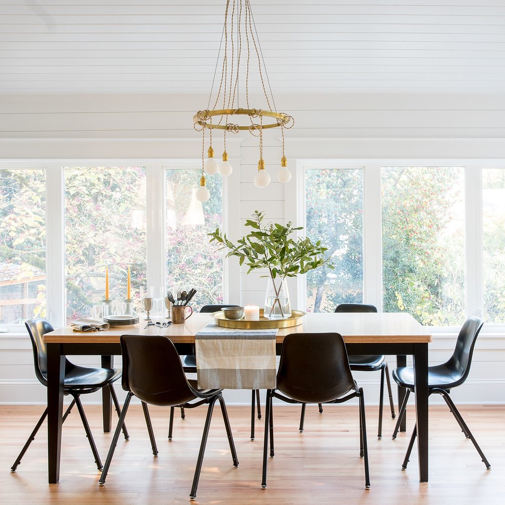 how low should pendant lights hang over dining table