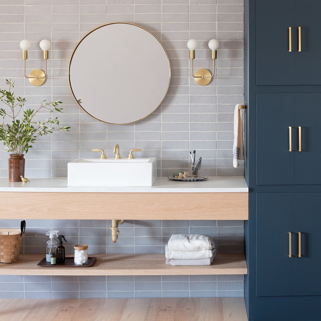 bathroom with a round mirror