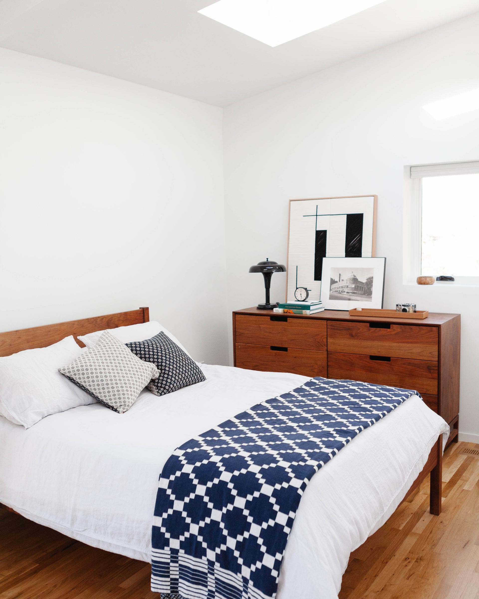 The Graduate Lamp in black in a modern bedroom. 