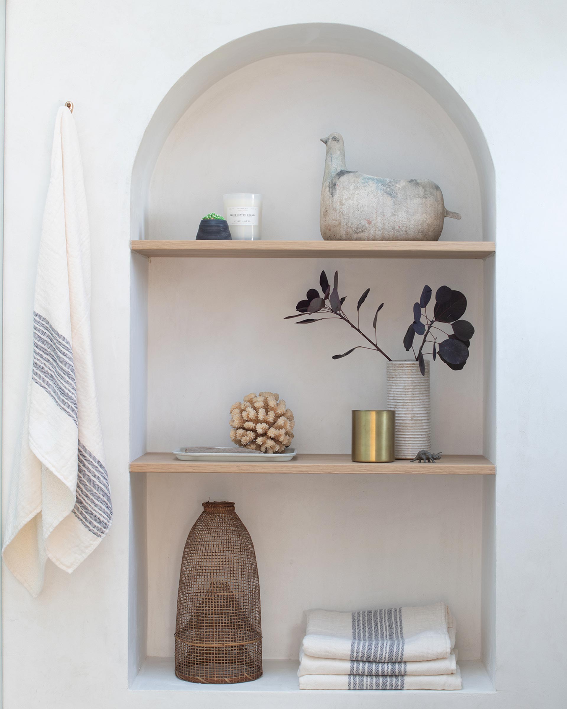 An arched bathroom built-in shelf. 