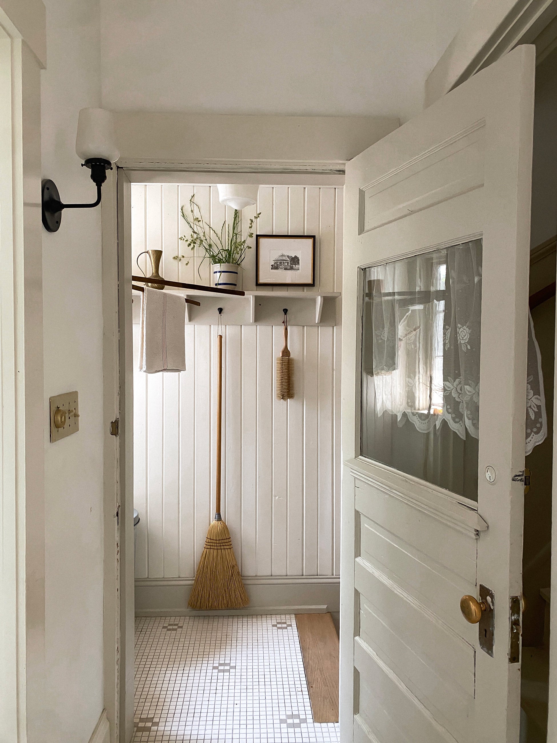 Bright and neutral traditional style entryway. 