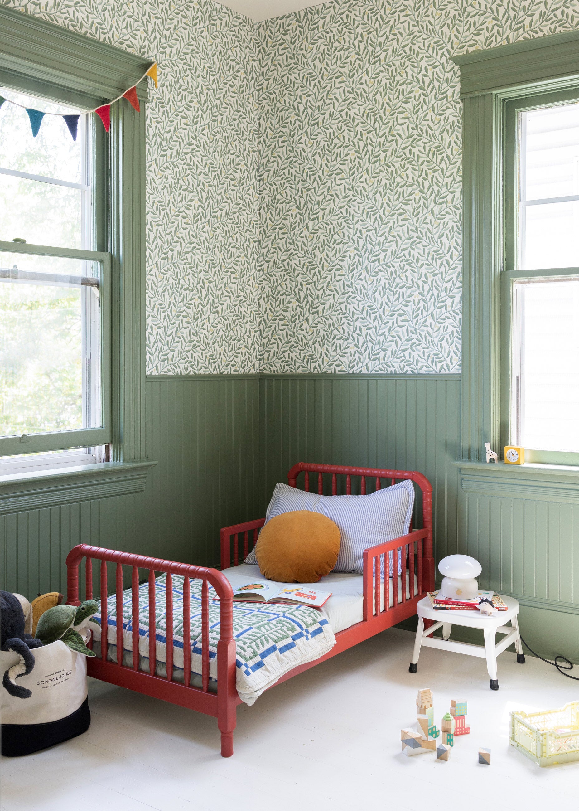 Floral wallpaper in kids room. 