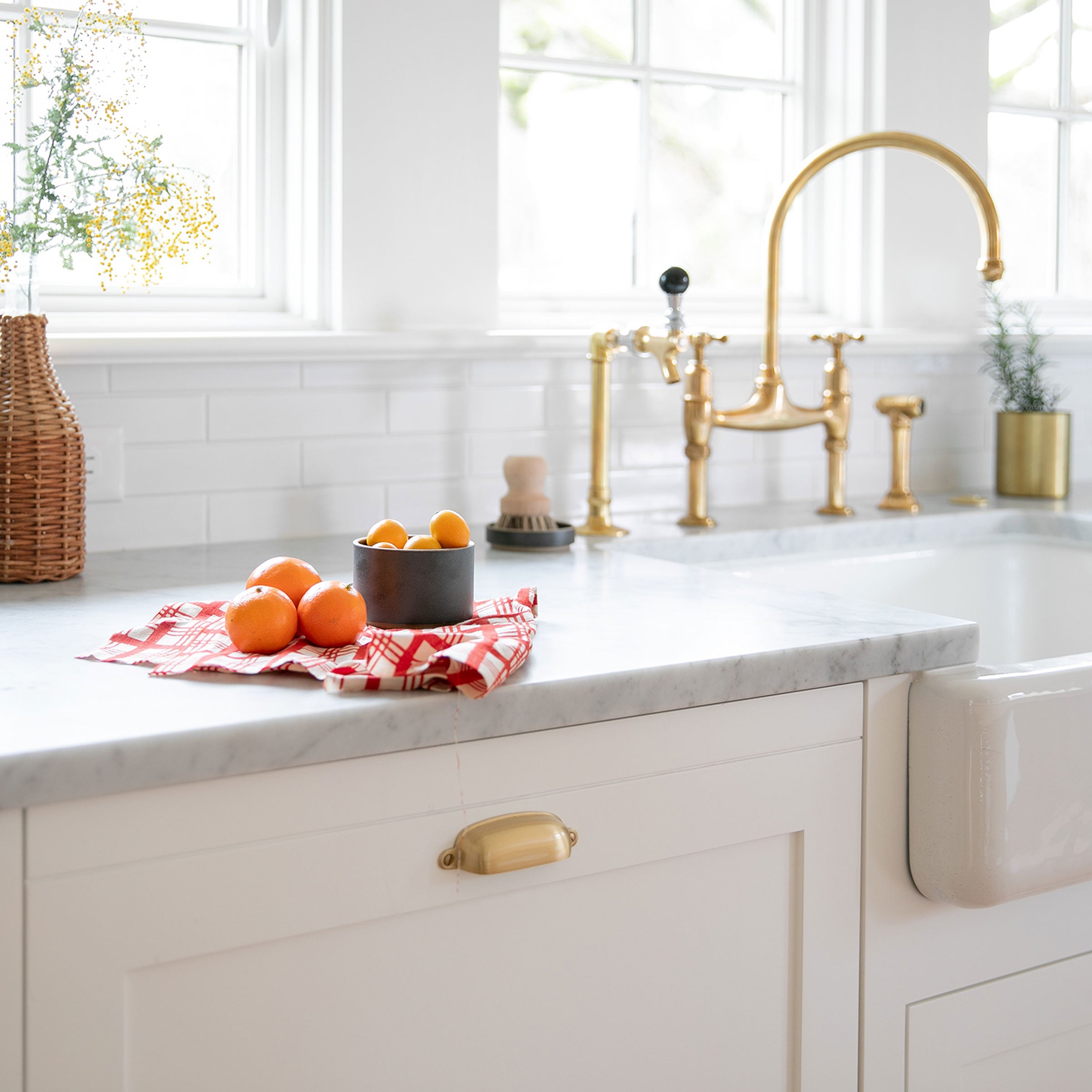 Heritage-inspired brass kitchen cabinet pulls.