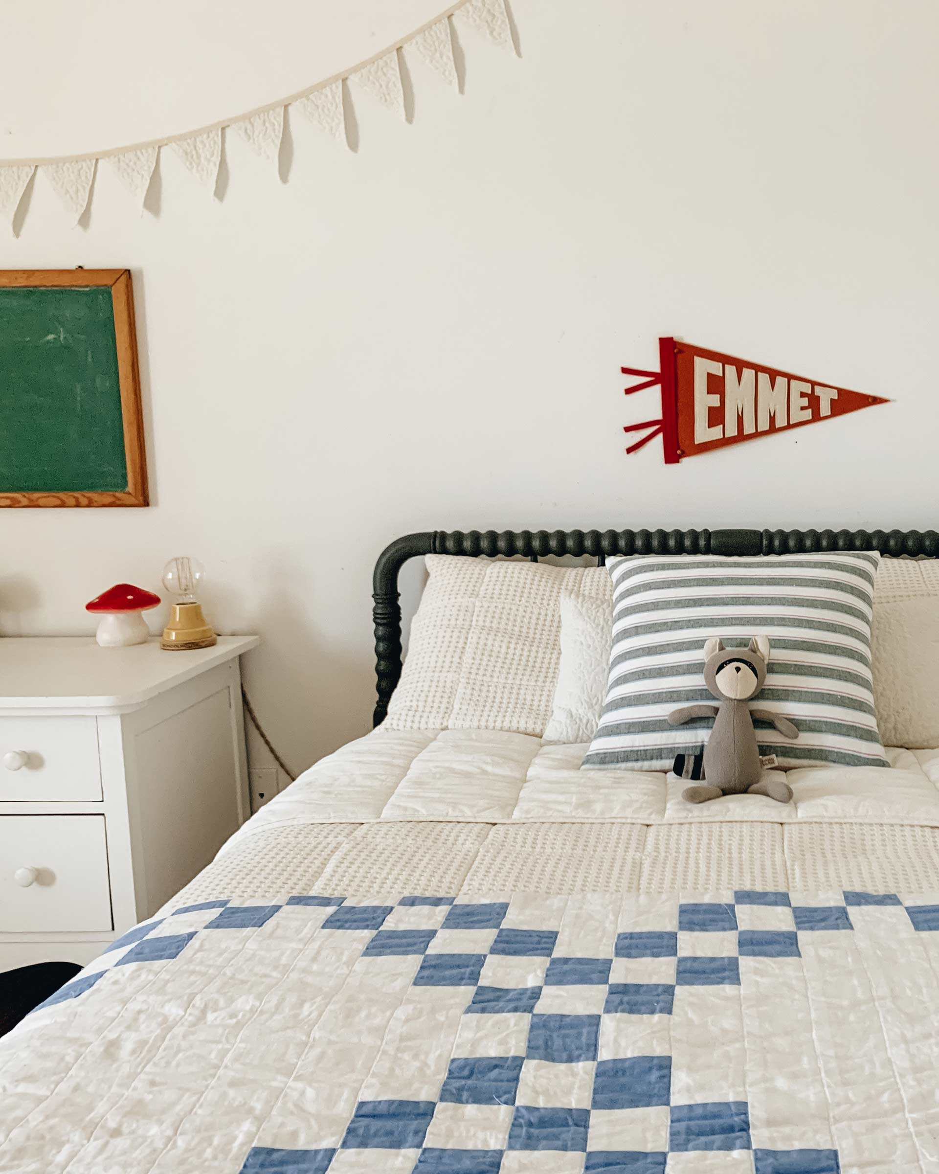 A kid's room with a yellow ion table lamp. 