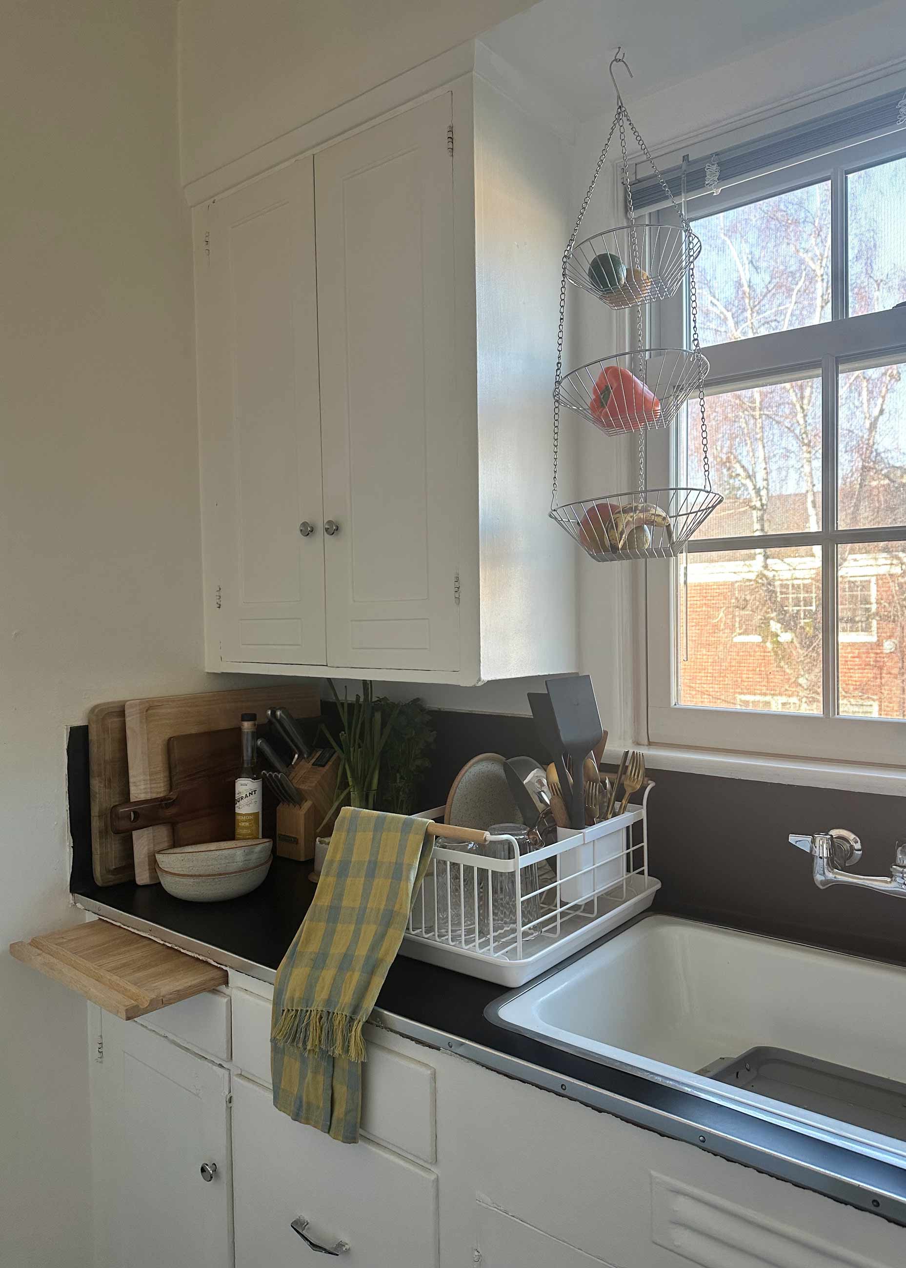 Before image of outdated, bland kitchen. 