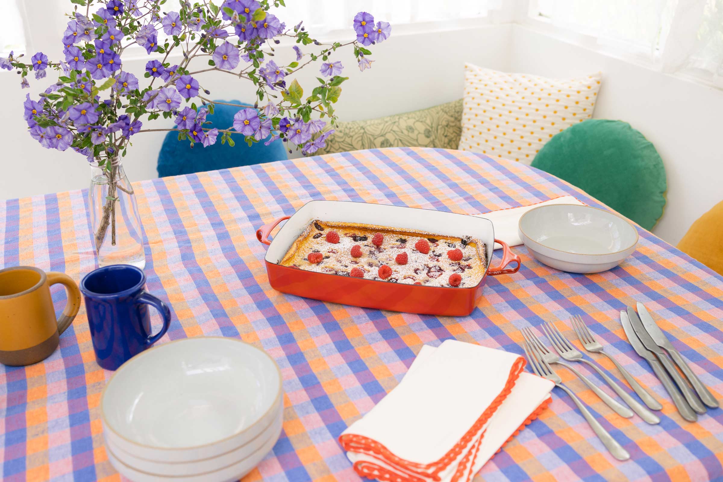 Kobenstyle baking dish on a summer table. 