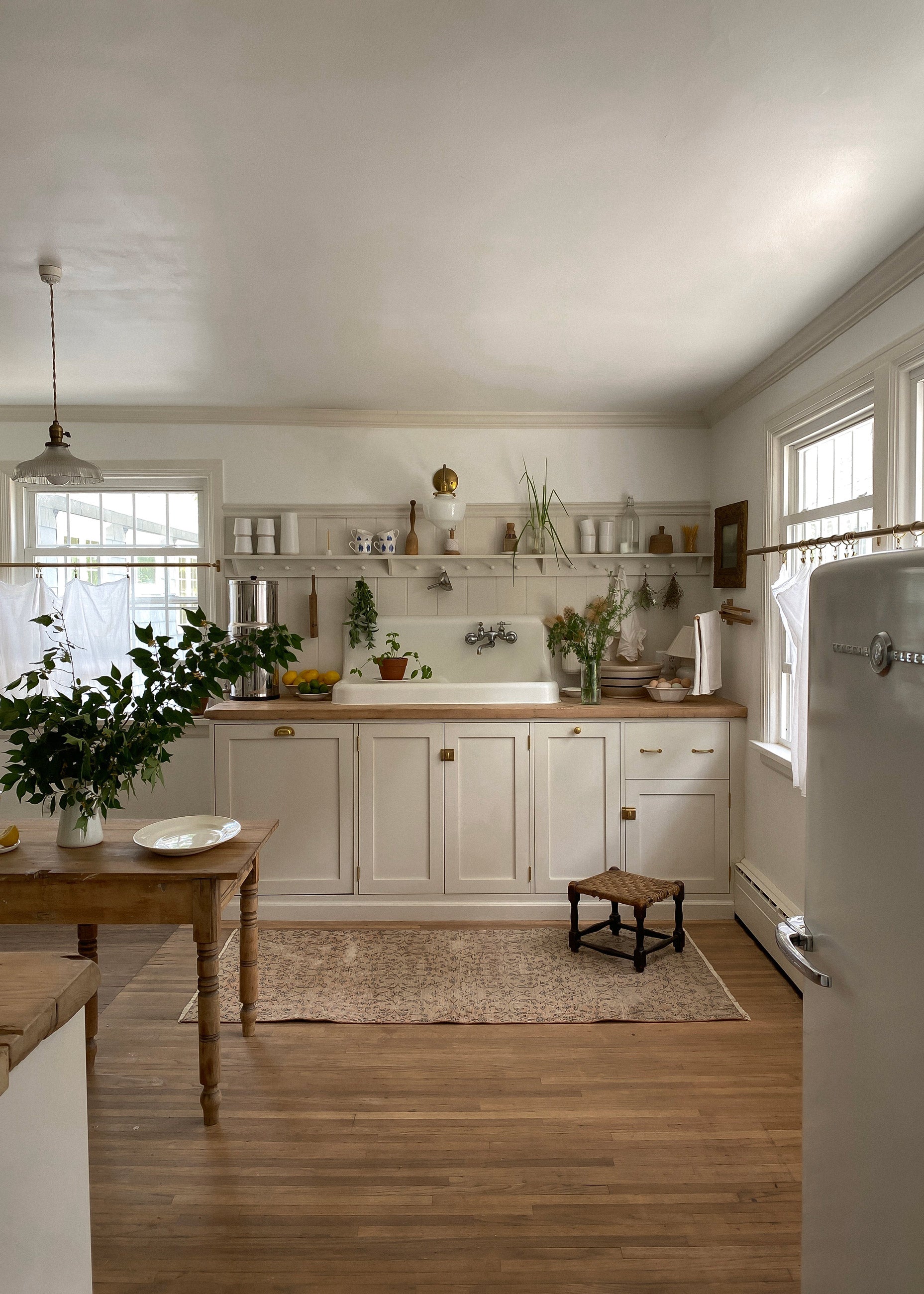 Traditional style kitchen with island.