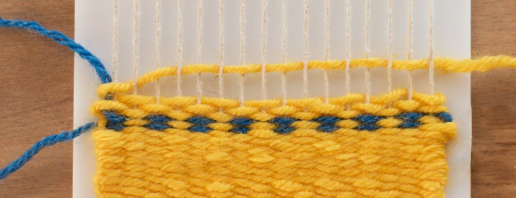 How to weave dots on a little loom