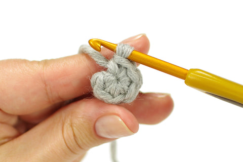 Melu Crochet Guide: How to make a Magic Ring when crocheting 'in the round'  – Melu Crochet