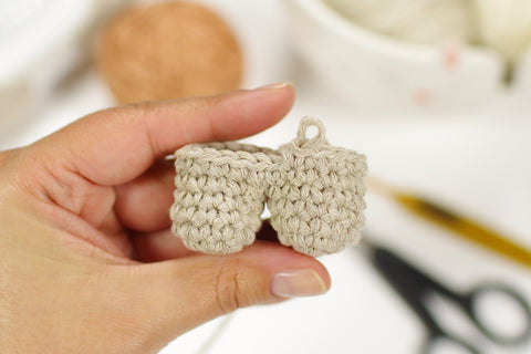 Crocheting amigurumi pieces together