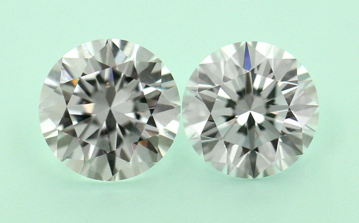 실험실에서 제작한 다이아몬드와 큐빅 지르코니아