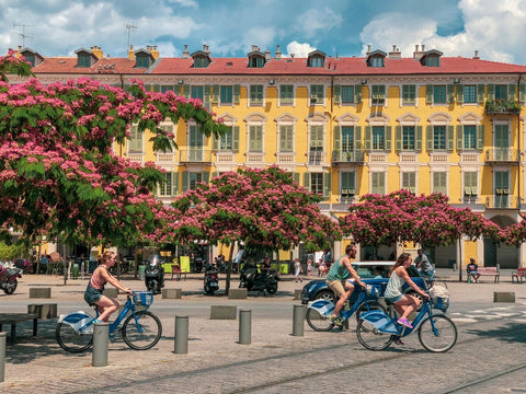 personas manejando bicicleta en Europa