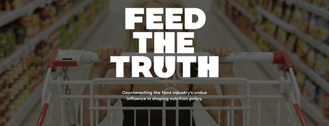 carretilla en el supermercado con texto superpuesto que dice "FEED THE TRUTH"