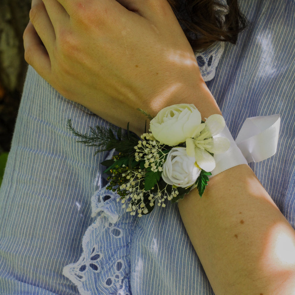 18 Chic and Stylish Wrist Corsage Ideas You Can't Miss! #weddings  #weddingideas