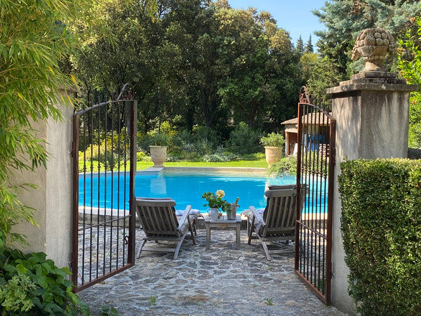 Round swimming pool French garden Anduze planters