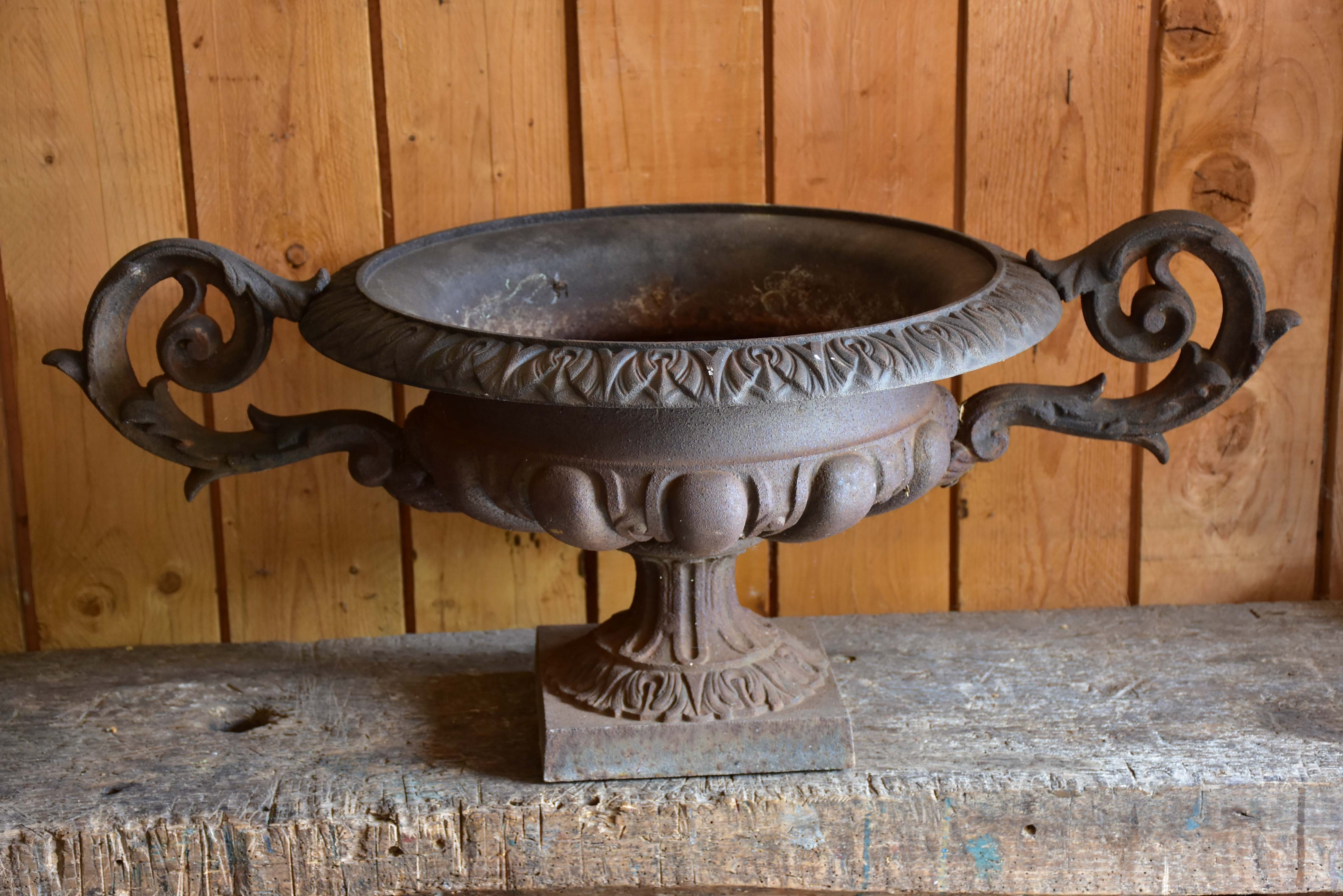 Large cast iron French garden urn – 19th century – Chez Pluie
