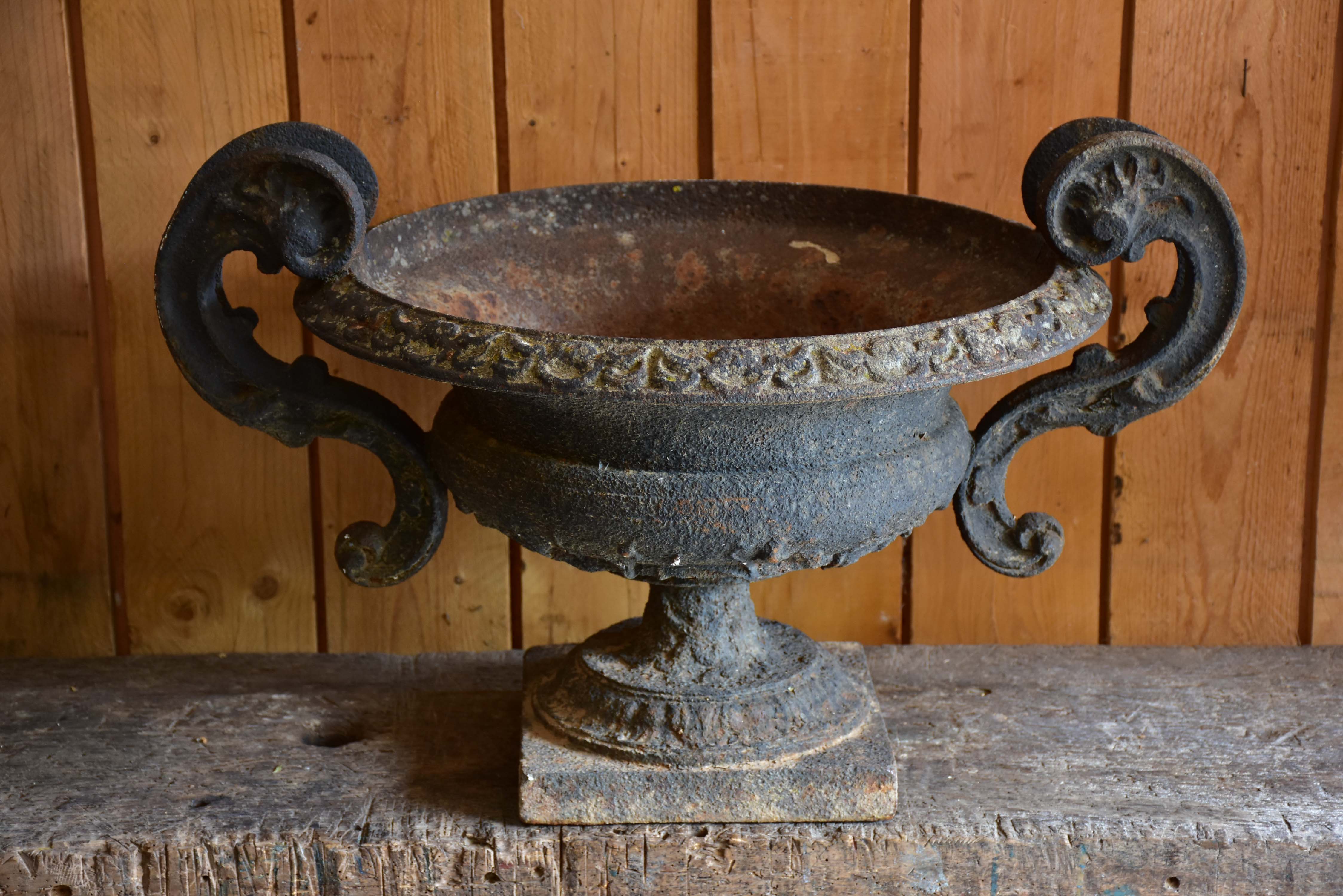 Large cast iron French garden urn with decorative handles – 19th centu