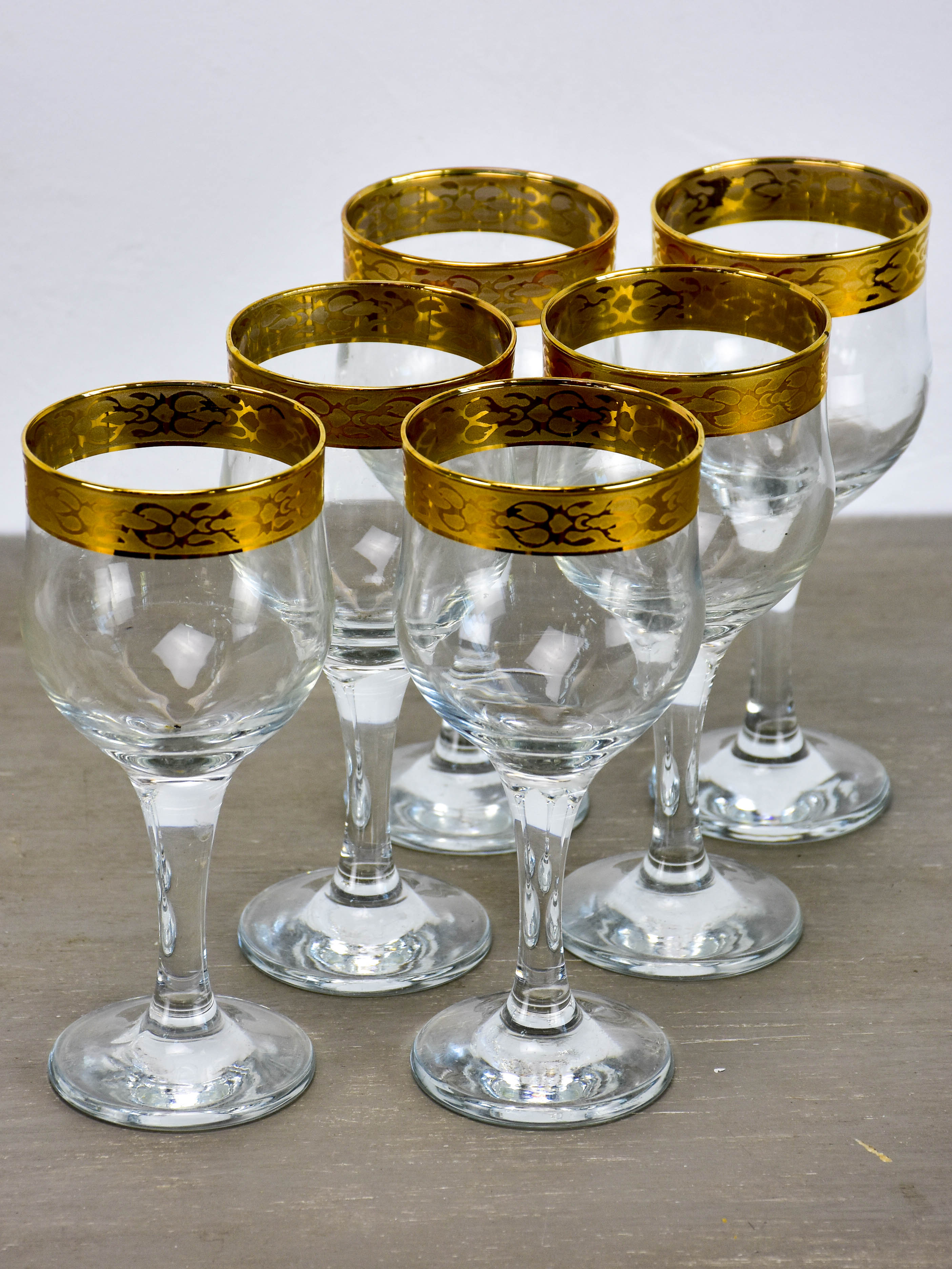 gold rimmed wine glasses