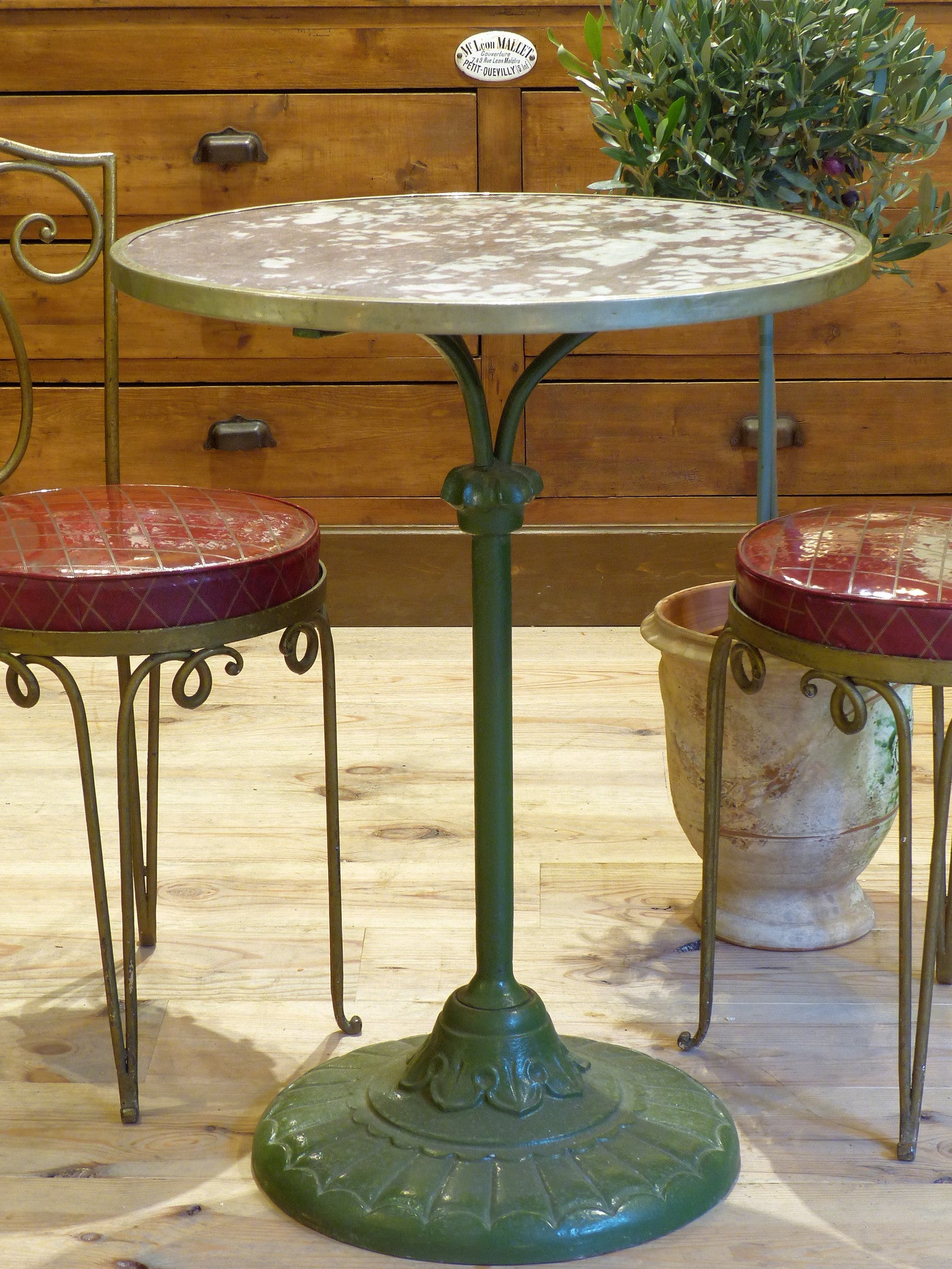 Round bistro table, marble with green stand, Paris – Chez Pluie