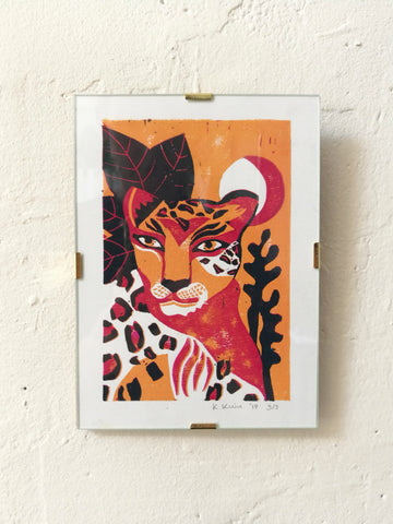 Linocut print of a leopard made by Karlijn Kuin
