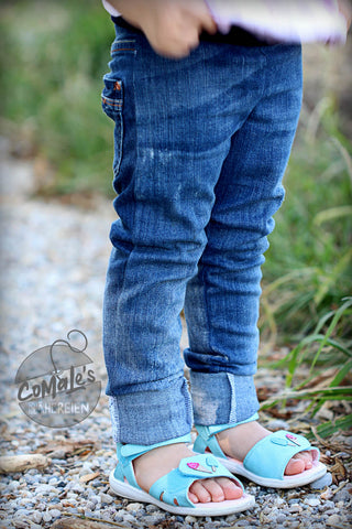 eBook - Skinny Jeans Jojo von Miri`s Nähchaos - Jeanshose - Nähen für Mädchen - JoJo ist eine sehr schmale und figurbetonte Skinny Jeans, die du als lange, knielange oder kurze Hose nähen kannst. Die lange Variante hat eine überlänge, da sie unten einen breiten Umschlag hat oder etwas gerafft wird. Möchtest du die Hose in normaler Länge nähen, kürze sie am Saum einfach an der entsprechenden Markierung. Alternativ hast du die Möglichkeit die lange Variante der Jeans im Used Look zu gestalten. Die Einsätze für den Used Look kannst du auf Wunsch auch mit einem Bieseneinsatz hinterlegen. Weiterhin hast du die Wahl zwischen zwei verschiedenen Bundvarianten (Formbund oder Bündchen) und normalen Taschen oder Fake-Eingriffen.