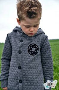 eBook - Jacke "Mr. Naveen" - Kinder - Jungen - Nähen - Sara & Julez, Mr. Naveen, Naveen, Sweatjacke, Ebooks, Kids, Oberteile, Jacken, Frühling, Jacke, Jungs, Mädchen, Nähen, Naveen, Neu, Neuer Schnitt, Schnittmuster, Schräge Jacke, Sweatjacke, Übergangsjacke - Glückpunkt.