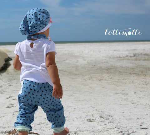 Jeans - Chambray - Blusenjeans "Kamingo" - Flamingos kombiniert mit Bänder & Borten genäht wurde eine Hose "Moonlight Pants" von Engelinchen Design - Kinder - Nähen - Schittmuster - Mütze - Freebook Henriette von Millimugg - Glückpunkt. 