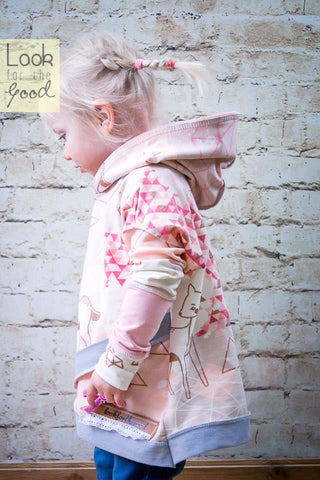 eBook "Shabby Asymmetrie Hoodie Kids" von MiToSa-Kreativ. Anleitung, sowie Schnittmuster - Pulli/Pullover Der Oversized-Hoodie besticht durch den asymmetrischen Lagenlook und extra lange Ärmel. Der Shabby-Look wird durch offene Bündchenkanten oder Spitze als Saumanschluß erzielt. Auch offenliegende Nähte passen super zu diesem Schnitt. Ob du vorne und hinten Asymmetrisch oder hinten lieber mit durchgängigem Rückenteil nähst. Nähen für Kinder/Mädchen Nähanfänger Schnitt - Glückpunkt