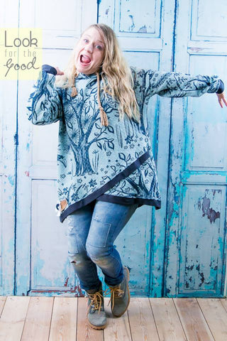 eBook "Shabby Asymmetrie Hoodie Ladies" von MiToSa-Kreativ. Anleitung, sowie Schnittmuster - Pulli/Pullover Der Oversized-Hoodie besticht durch den asymmetrischen Lagenlook und extra lange Ärmel. Der Shabby-Look wird durch offene Bündchenkanten oder Spitze als Saumanschluß erzielt. Auch offenliegende Nähte passen super zu diesem Schnitt. Ob du vorne und hinten Asymmetrisch oder hinten lieber mit durchgängigem Rückenteil nähst. Nähen für Frauen/Damen Nähanfänger Schnitt - Glückpunkt