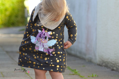 French Terry "Glamour Punkte" - Applikationsvorlage "Einhorn Glitzersternchen" genäht auf dem Kleid "Vestis Puella" von Elfriede & Fridolin - Nähen - Kinder - Glückpunkt.