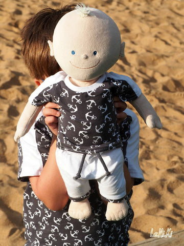 Jersey "Schiff Ahoi" kombiniert Jersey "Basic Love" und Bündchen "Luna" genäht wurde ein Shirt "Meeri" & Hose "Leevi" von Susi´s Kreation - kurzes Shirt & Hose - Sommer - Puppenkleidung "Meeri Mini" - Puppen - Krümmel - Nähen - Jungen - eBook - Stoff - Glückpunkt.