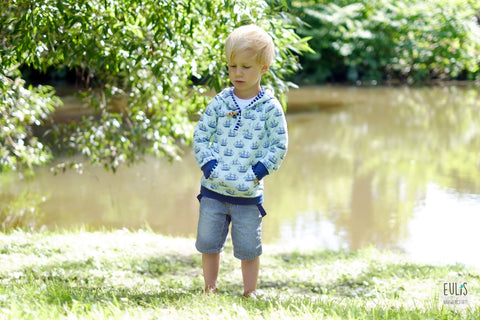 Jersey "Sailor" - Schiffe kombiniert mit Strickbündchen "Luna" und Jeans "Anker" genäht wurde ein Pulli/Hoodie/Shirt "Küstenkind" von Lumali - eBook - Freebook - Hut "Happy" von Rosarosa - Nähen für Jungs - Jungen - Schnittmuster - Sommer - Glückpunkt.