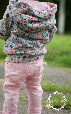 French Terry "Lulu" kombiniert mit dem Jersey "Basic Love", Kordel "Anni", Ösen, SnapPap & Reißverschluss genäht wurde eine Jacke "Sweatjacke Kinder" von Fadenkäfer - Nähen - Kinder - Mädchen - Papierschnittmuster - Glückpunkt.