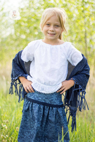 eBook "Flügelschlag Kinder" von Bina Bambina - Poncho/Umhang/Tuch kombiniert mit dem eBook "Windhauch" Maxi-Rock genäht aus dem Strick-Jersey Sparkle, Jeans "Lace Flowers" - Batist "Lana" und Klöppelspitze "Samara" - Nähen für Kinder - Fransen - Herbst/Winter/Frühling/Sommer - Glückpunkt.