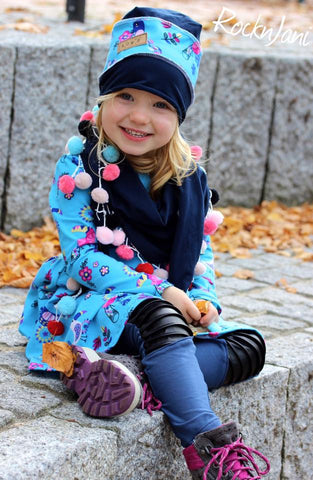 Jersey "Birds Karneval" kombiniert mit Jersey "Basic Love" und Bommelborte "Big Pompom", sowie Stretch-Lederimitat "Lorina" genäht wurde ein "Ballerina-Kleid" von AnniNanni - Drehkleid - Ballerinakleid - Nähen für Kinder - Mädchen - Herbst/Winter - eBook & Stoff - Glückpunkt.