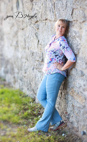 eBook "Bootcut Merle" - Hose - Jeans - Jeanshose nähen - Bootcut Jeans Merle ist eine eine Bootcutjeans mit 4 Teilungen vorn, wovon eine mit Bieseneinsatz versehen ist. Sie kann als Hüfthose, als High Waist und Hüfthose mit hohem Bundstreifen genäht werden, unten nur gesäumt oder zum Umschlagen. Nähe dir deine Hose, so dass sie genau sitzt <3  Alle Schritte sind bebildert erläutert, daher auch für Anfänger geeignet.  Zum Öffnen der Dateien benötigst du den Adobe Reader. Diesen bekommst du kostenlos bei Adobe. Das E-Book wird als ZIP-Datei bereitgestellt und muss nach dem Download entpackt werden (ganz leicht mit 2 Mausklicks) - Glückpunkt.